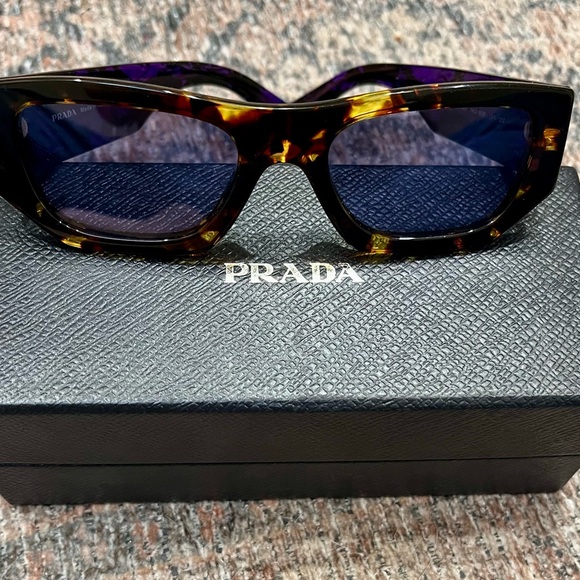 Tortoise shell w/purple Prada sunglasses - Picture 1 of 6